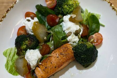 Салат со стейком форели, томатами ким чи и пряным кремом