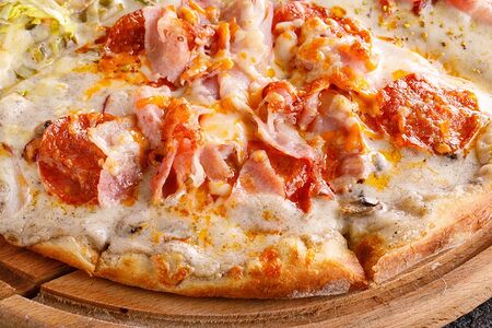 Пицца с ветчиной, беконом, пепперони и трюфельным соусом