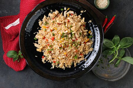 Жареный рис с курицей и овощами