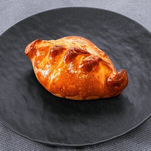 Пирожок с курицей и яйцом