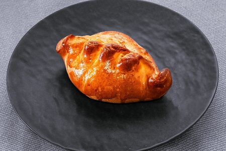 Пирожок с курицей и яйцом