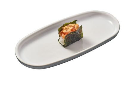 Гункан с лососем 