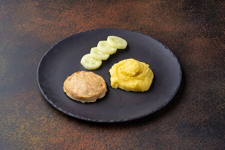 Деревенская котлета с картофельным пюре и свежим огурцом