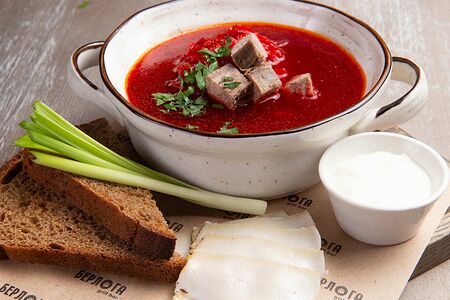 Борщ с салом и гренками