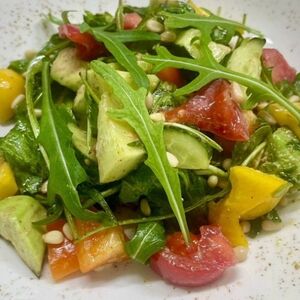 Салат Полезный с рукколой и авокадо 