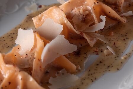 Равиоли с уткой, соусом бер нуазет, пармезаном и фундуком