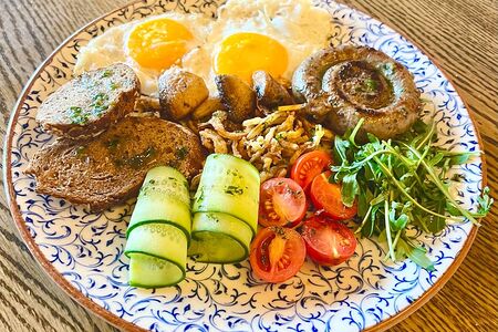 Глазунья из двух яиц с колбаской гриль из мраморной говядины