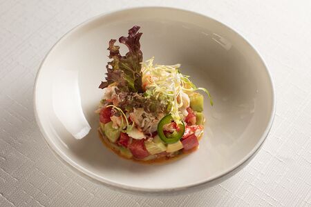 Салат с крабом и листьями салата