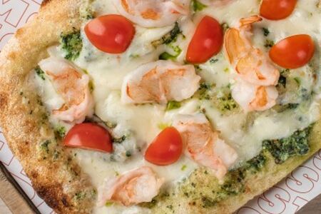 Пицца римская с креветками и соусом песто 