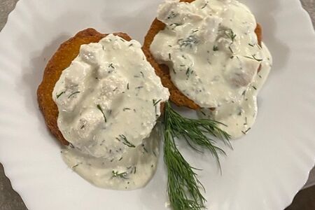 Драники с курицей в чесночном соусе 