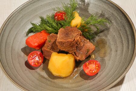 Томлёная говядина с картошкой и морковью в собственном соку