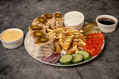 Шаверма по-сирийски на тарелке