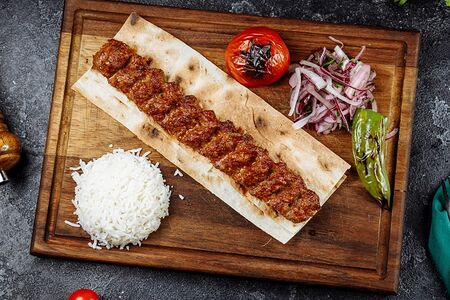 Адана-кебаб с гарниром