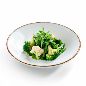 Зелёный салат с брокколи и цветной капустой