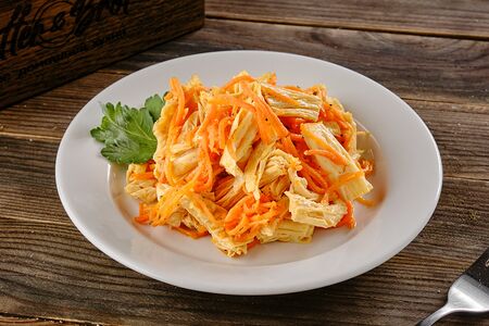 Спаржа с корейской морковью