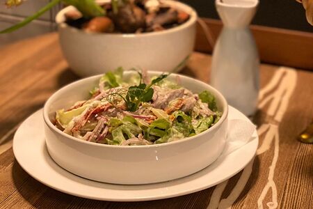 Салат с языком, зеленью и вялеными томатами