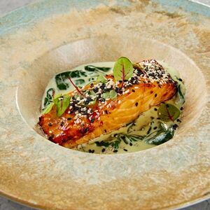 Семга в устрично-медовой глазури с соусом 