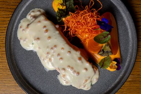 Филе семги под сливочно-икорным соусом