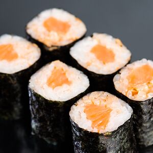 Острый ролл с лососем