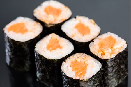 Острый ролл с лососем