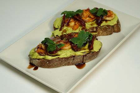 Брускетта с креветками и гуакомоле