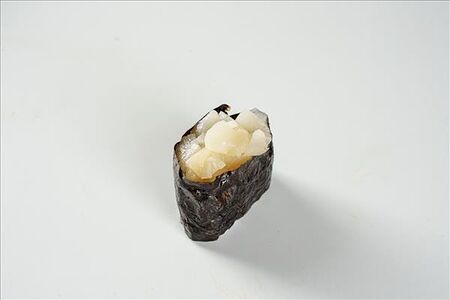 Гункан с гребешком