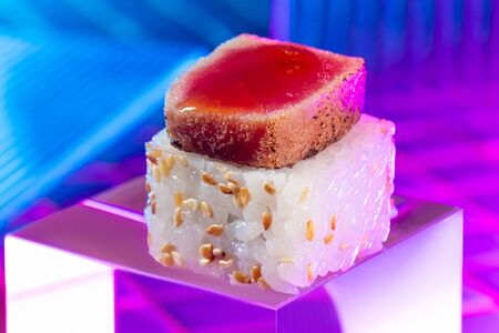 Ролл с тунцом и японским соусом