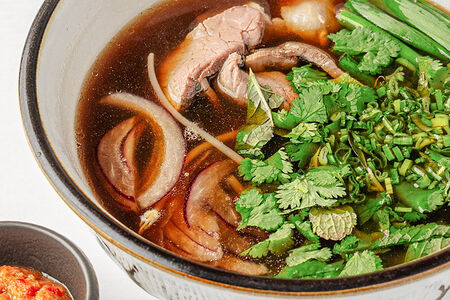 Насыщенный фо-бо с говядиной и рисовой лапшой