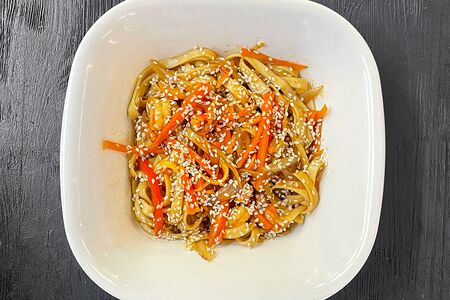 Удон с курицей в соусе сладкий чили