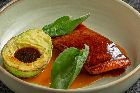 Форель с авокадо на гриле