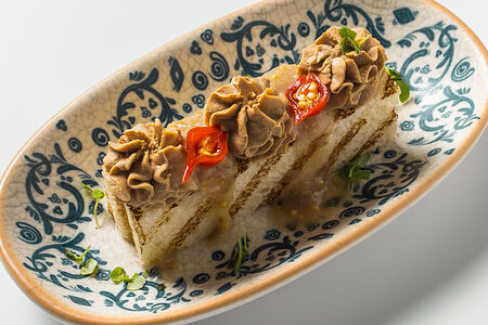 Паштет из печени цыпленка на бриоши с соусом мостарда