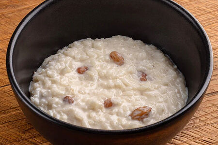 Рисовая каша с изюмом на молоке