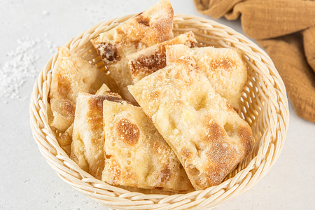 Фокачча с пармезаном и чесноком