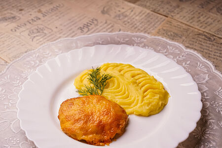 Мясо по-французски с луком и сыром