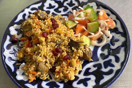 Плов из говядины с салатом огурцы-помидоры