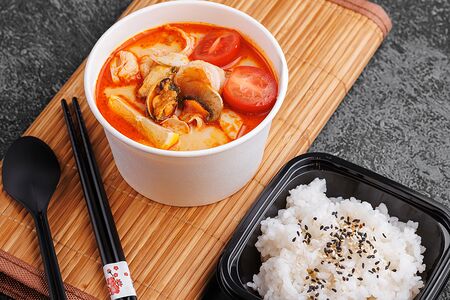 Том ям с морепродуктами