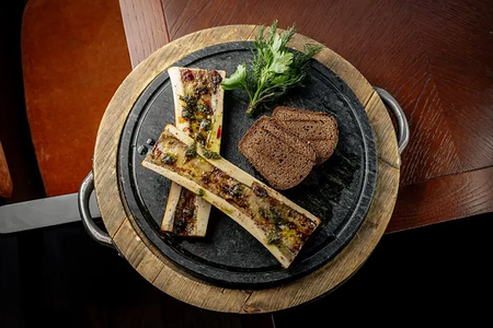 Костный мозг в пивном унаги с пюре из трав