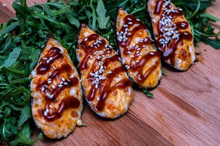 Запеченные Мидии в ракушках под спайси-соусом