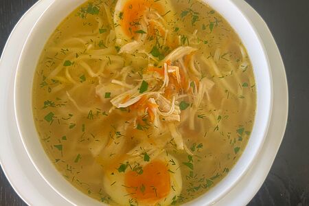 Куриный бульон с домашней лапшой