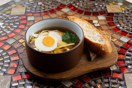 Куриный бульон с домашней лапшой