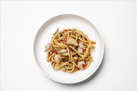 Удон с креветками и курицей