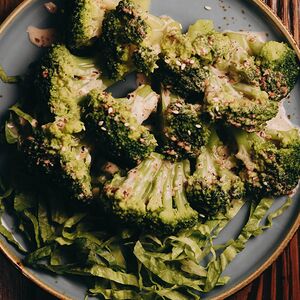 Брокколи с кунжутным соусом 