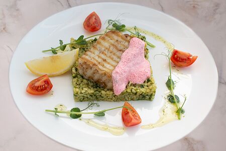 Стейк из трески с булгуром и шпинатом