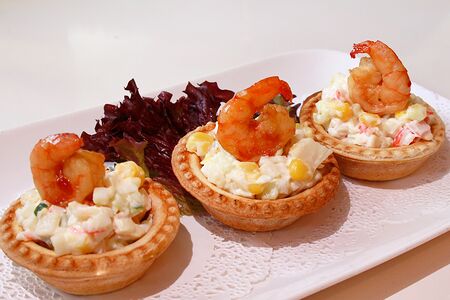 Тарталетка с тигровой креветкой 