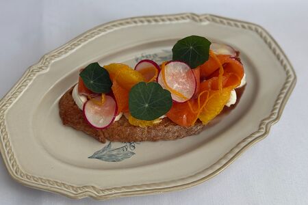 Брускетта с форелью холодного копчения и филе апельсина