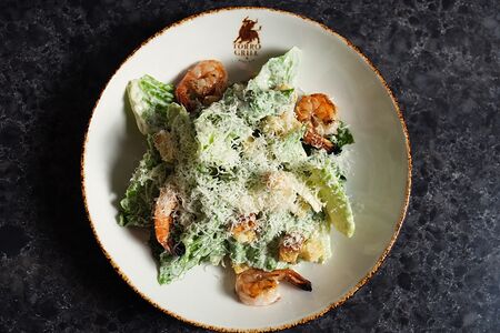  Цезарь с креветками гриль