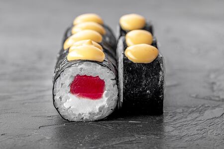 Ролл с тунцом и сливочным сыром