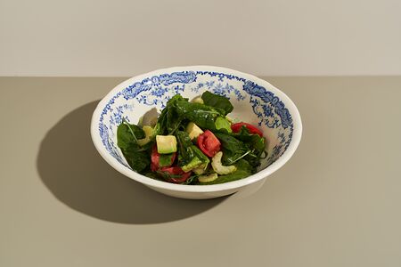 Зелёный салат с томатами и авокадо