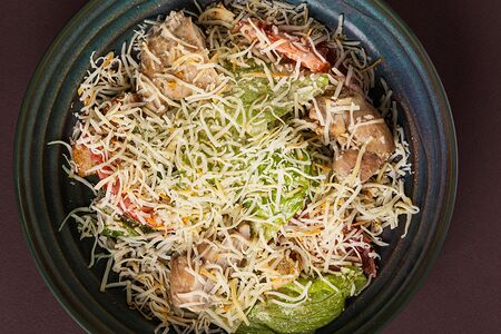 Салат с копчёным сыром