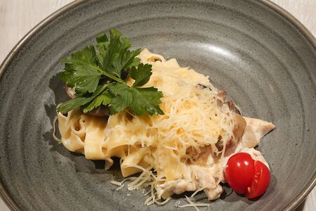 Феттуччине с цыплёнком и грибами в сливочном соусе